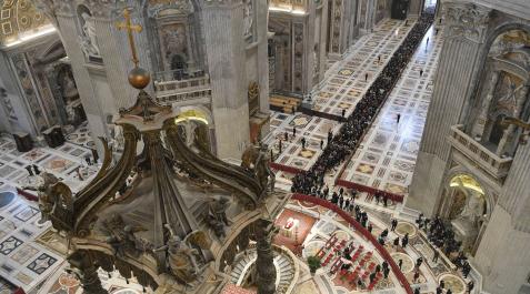 CIUDAD DEL VATICANO. Más de 135.000 personas despiden a Benedicto XVI en la basílica de San Pedro en dos días de capilla ardiente
