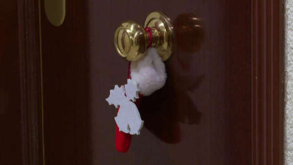 FUENLABRADA. La vecina del piso en el que una mujer envenenó a su marido y luego se prendió fuego afirma que sintió los gritos de la hija cuando reconoció muertos a sus padres