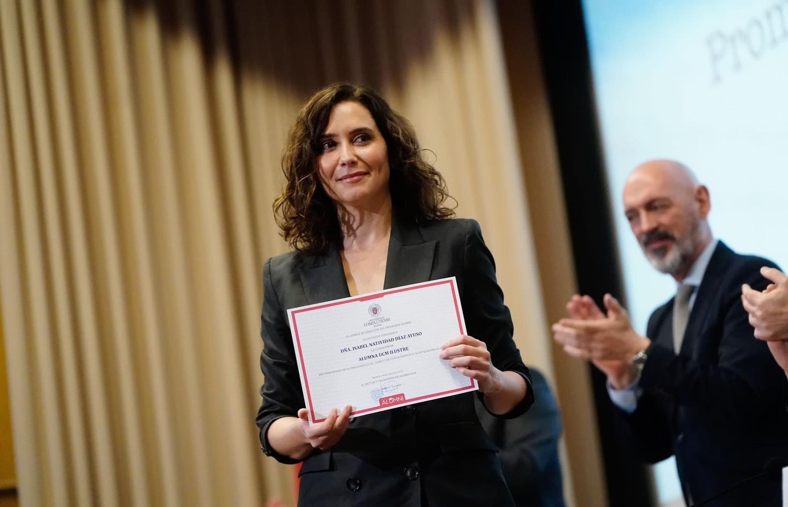 Isabel Díaz Ayuso recoge su premio como “Alumna Ilustre” de la Universidad Complutense, entre protestas