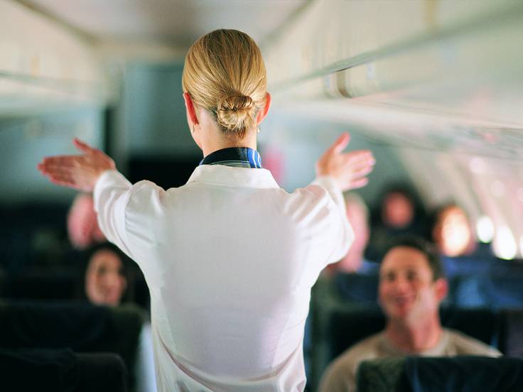 Polémico proceso de selección: una empresa obliga a las azafatas a quedarse en ropa interior en la entrevista para analizar su físico