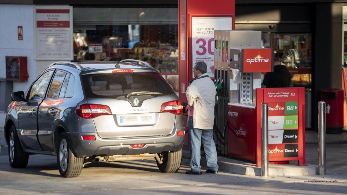 ISLAS BALEARES. Un hombre maniata a una mujer dentro de su casa y la lleva hasta la gasolinera del marido para robarle