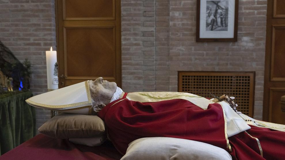 CIUDAD DEL VATICANO. Publicadas las primeras imágenes de los restos mortales del Papa Emérito Benedicto XVI. Se espera que hasta 60.000 personas pasen por su capilla ardiente