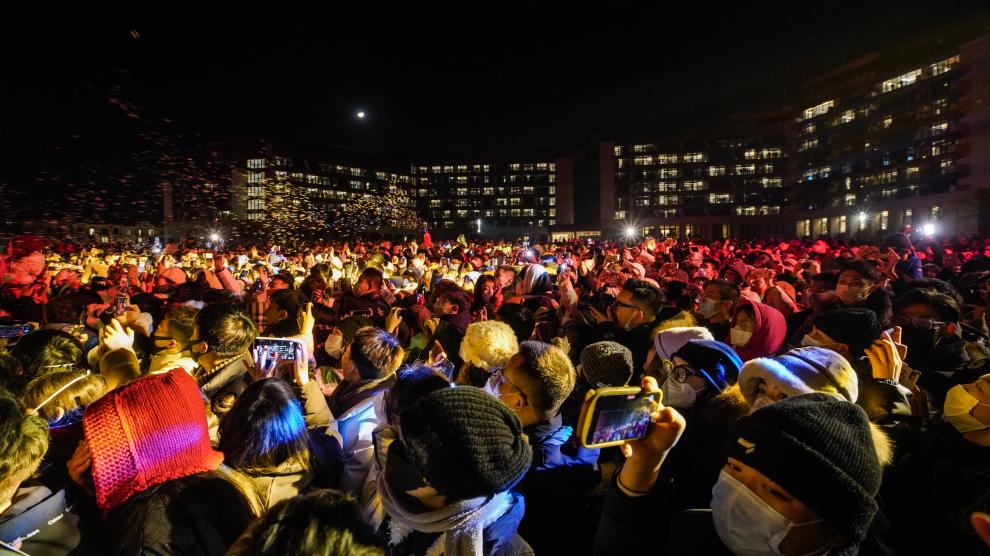 Grandes multitudes de personas celebran el fin de año, pese a la mortífera ola de contagios de covid