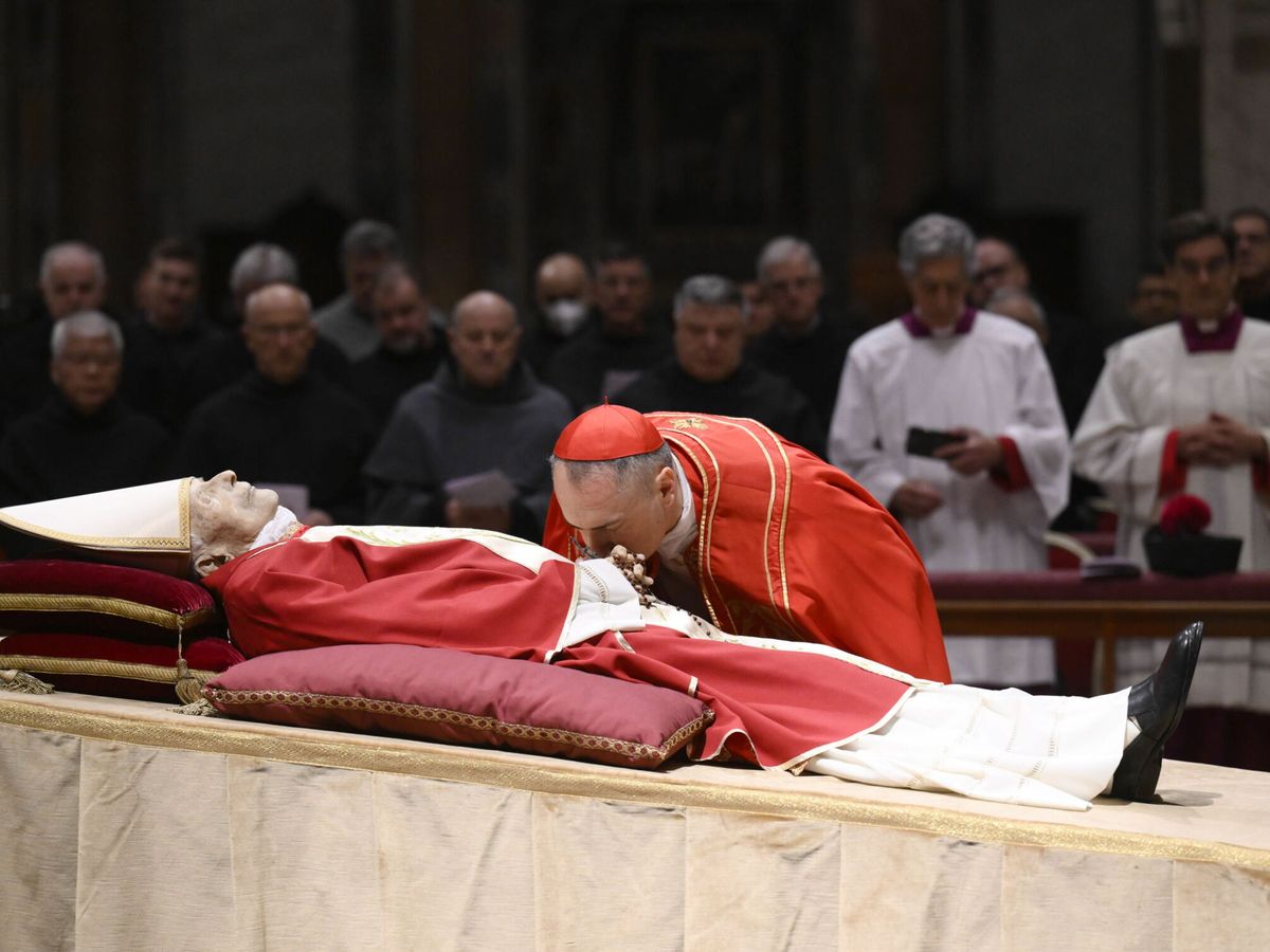 CIUDAD DEL VATICANO. El funeral de Benedicto XVI tendrá lugar hoy ante en la Plaza de San Pedro y con la presencia del Papa Francisco y la Reina Sofía