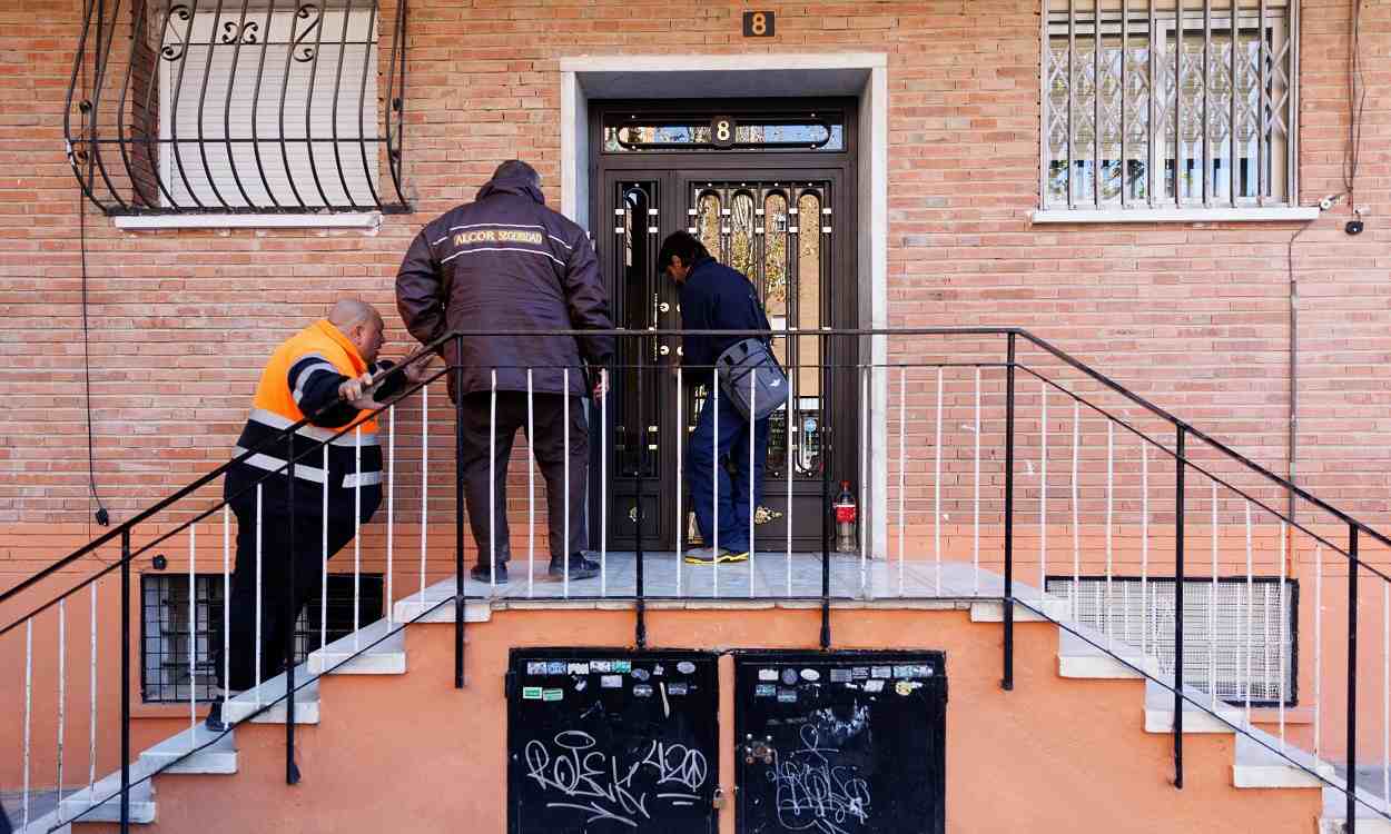 SAN FERNANDO DE HENARES. Los vecinos desalojados ya pueden volver a sus casas tras no haber “daños estructurales” a pesar de las fisuras