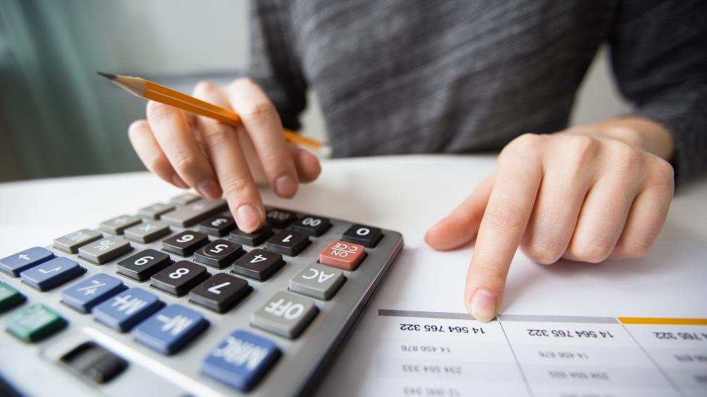 En 2023 sube la tarifa del gas, los carburantes, los sellos, las hipotecas, los peajes de las autopistas y las tarifas telefónicas. Sin embargo, baja el IVA de los alimentos básicos, subirán las pensiones y el ingreso mínimo vital