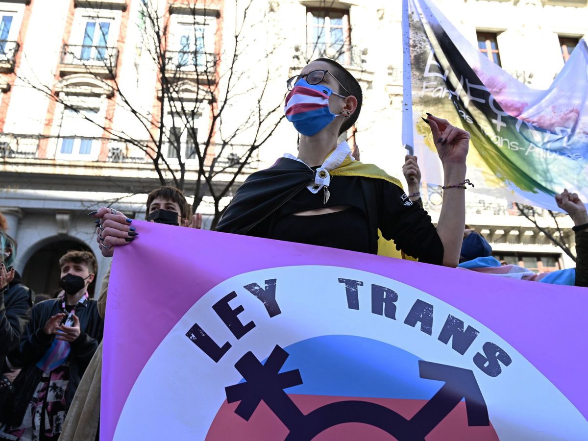 La ‘ley trans’ sale adelante con el feminismo fracturado