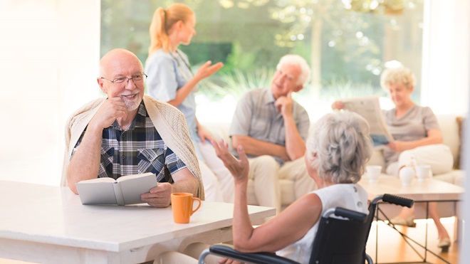 La Comunidad de Madrid lanza un canal de atención a familiares de mayores