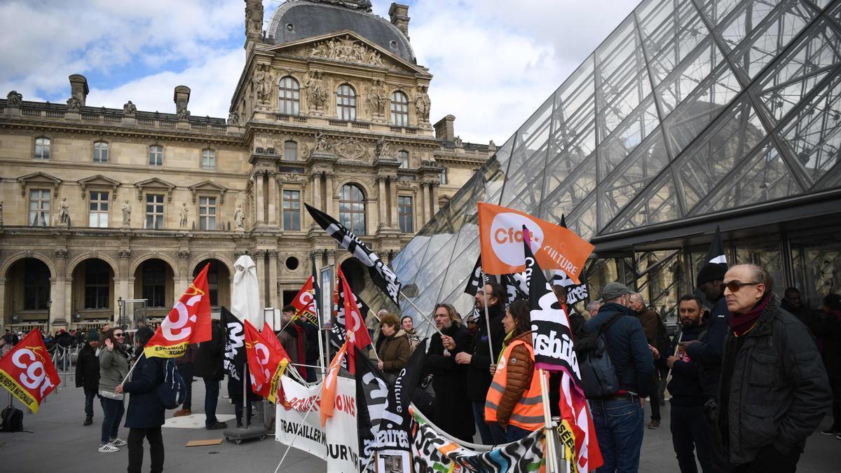 Los manifestantes bloquean el Museo del Louvre en otra jornada de protestas contra la reforma de las pensiones