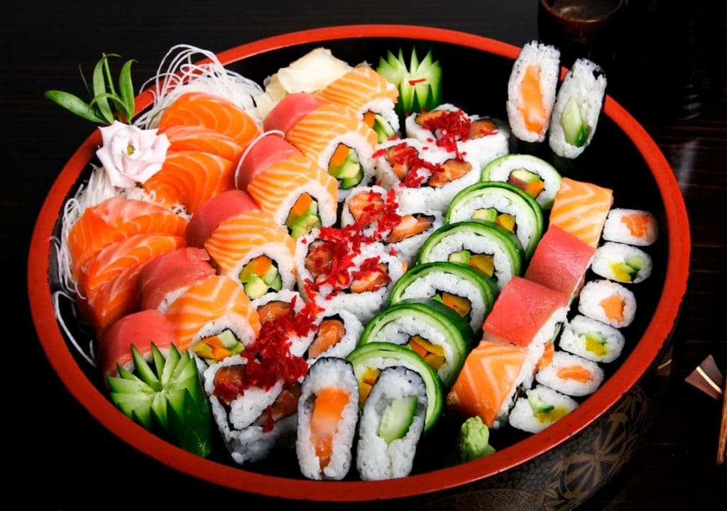 Detienen a 3 ‘terroristas del sushi’ por “actos antihigiénicos” en un local: lamían palillos y tazas que luego pasaban a otros clientes