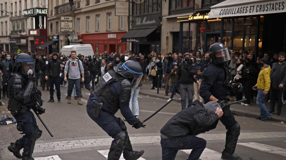 Los disturbios por las pensiones van a más y se extienden a París mientras Emmanuele Macron se niega a rectificar