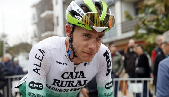 El ciclista Sergio Martín sufre un grave accidente: colisionó con un coche y está hospitalizado