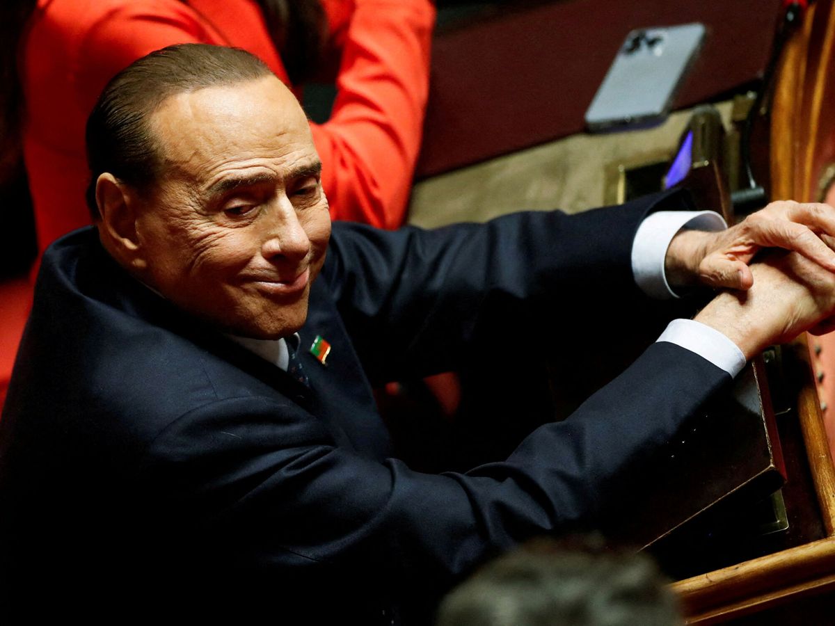 Berlusconi abandona la unidad de cuidados intensivos pero sigue ingresado en el hospital de Milán