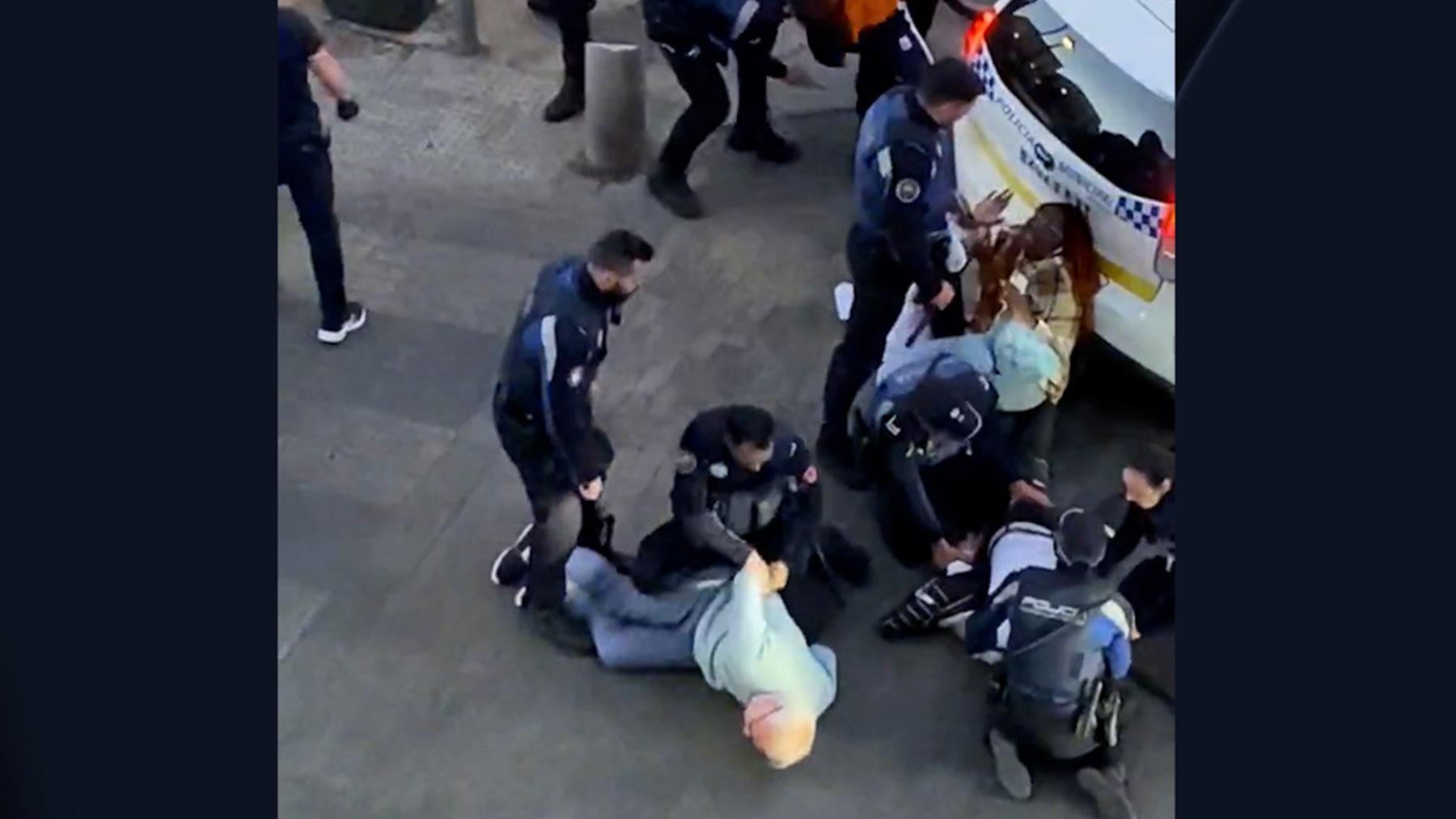 Detienen al productor de cine y exmiembro de ETA ‘Txepe’ Lara tras quitarle la porra a un policía