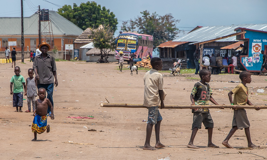 Uganda aprueba una ley que busca castigar con hasta diez años de cárcel a las personas en relaciones homosexuales o LGTBIQ