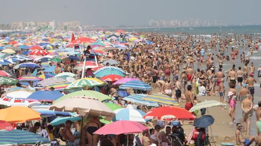 Benidorm se pondrá dura con los vecinos que reserven sitio en la playa durante la madrugada