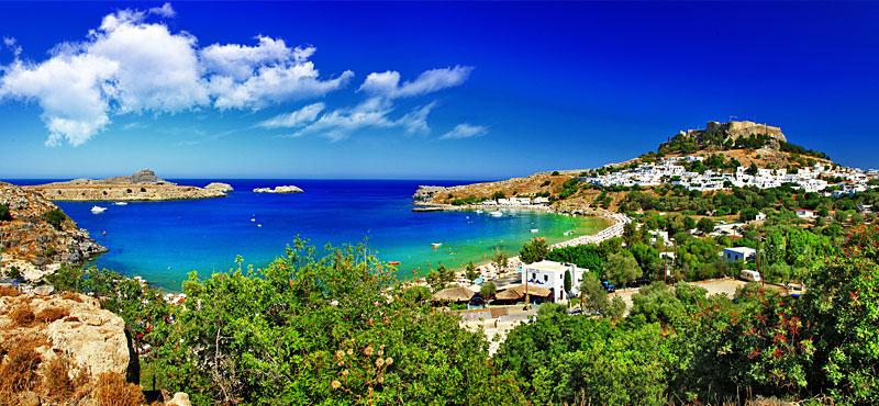 Miles de turistas son evacuados debido a un gran incendio en la isla griega de Rodas