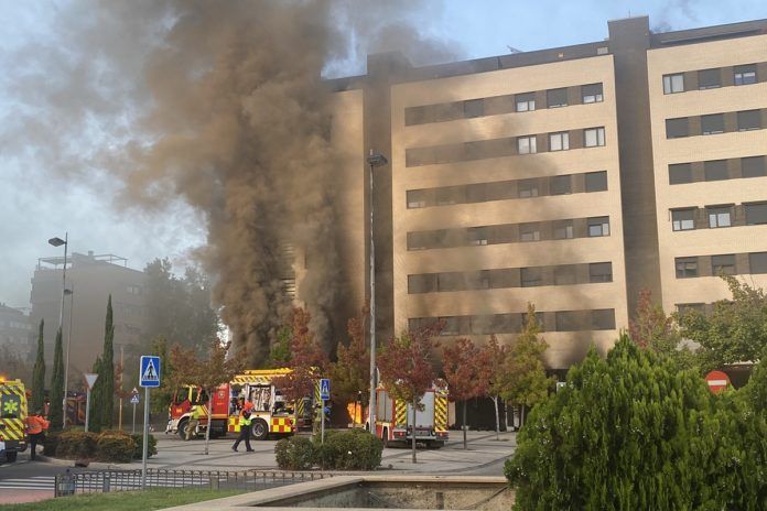 Muere un hombre de 84 años y su mujer resulta herida en un incendio en Alcorcón
