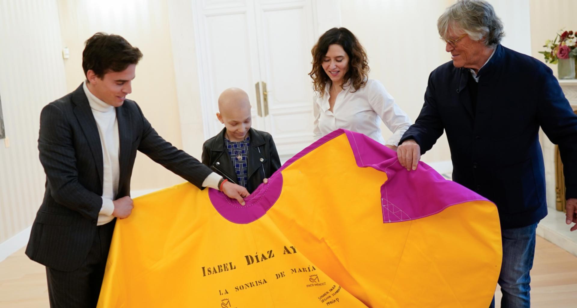 La presidenta regional, Isabel Díaz Ayuso, muestra su apoyo al proyecto ‘La sonrisa de María’ que investiga en el Hospital Niño Jesús el sarcoma de Ewing